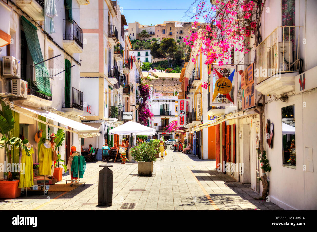 La città di Ibiza street negozi vicolo di edifici bianchi che conduce alla città vecchia spagna isola spagnola Foto Stock