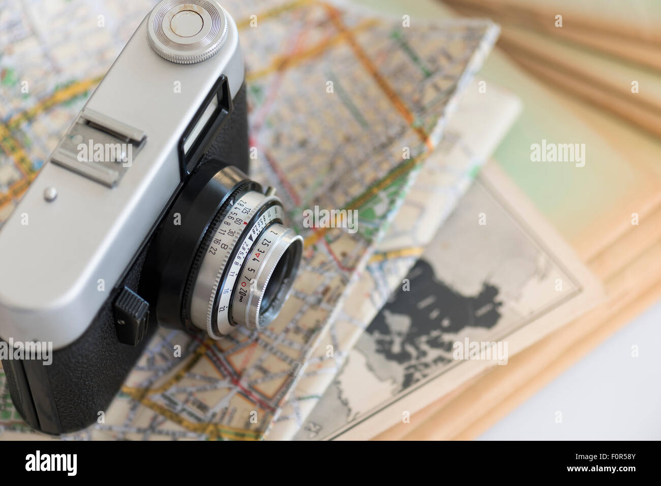 35mm Fotocamera vintage sul libro e la mappa dei viaggi Foto Stock