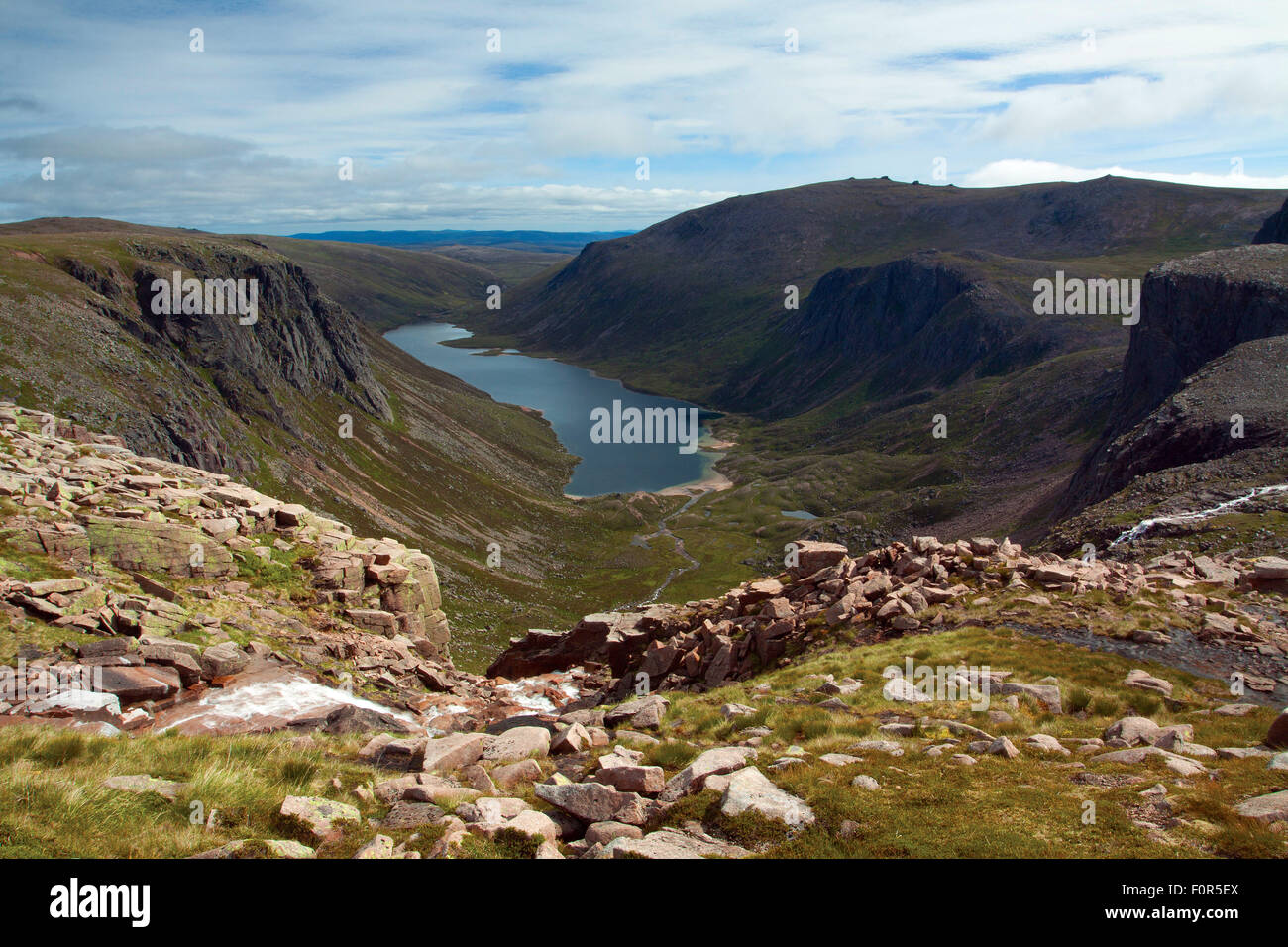 Beinn Mheadhoin, Loch Avon e il Loch Avon bacino da sopra Hells Lum roccioso, Cairngorm National Park, Badenoch e Speyside Foto Stock