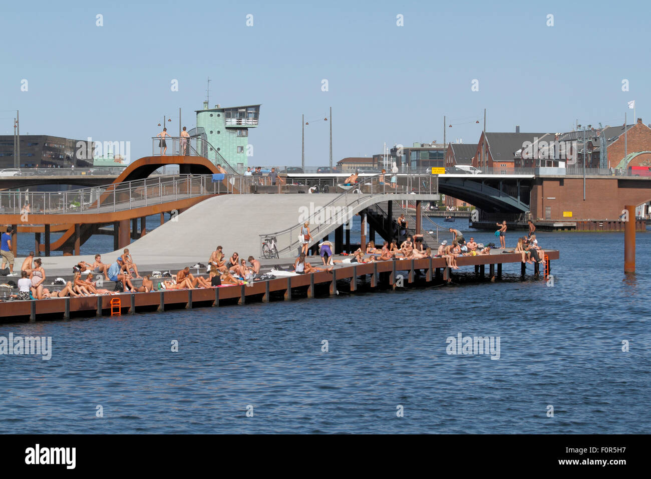 Kalvebod Bølge, Kalvebod Waves, nel porto interno di Copenhagen. Un'eccitante struttura del molo che svetta su e giù a Kalvebod Brygge. Immersione alta. Foto Stock