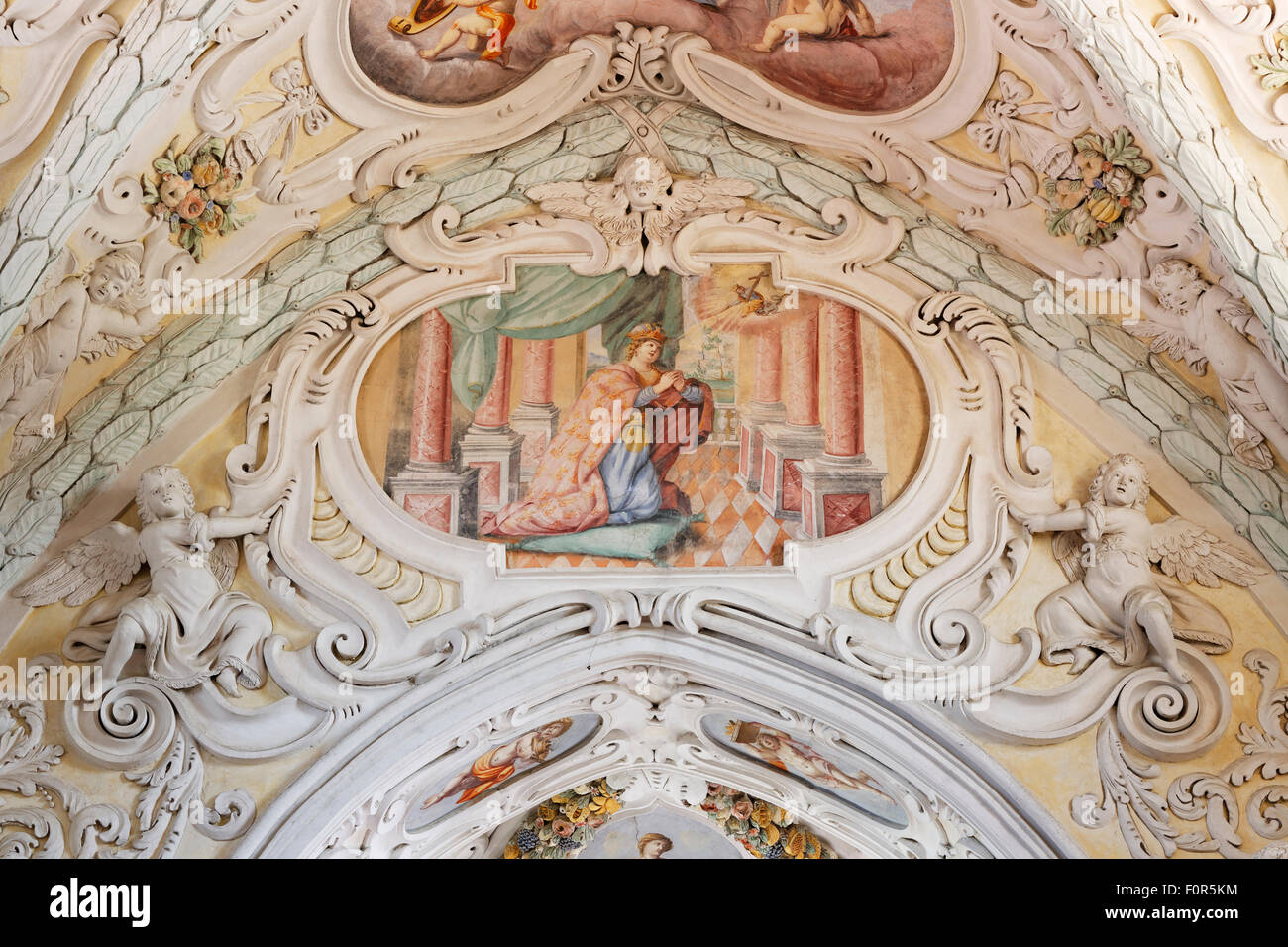 Stucchi e affreschi sul soffitto, chiesa Collegiata Ardagger Stift, Mostviertel, Austria Inferiore, Austria Foto Stock