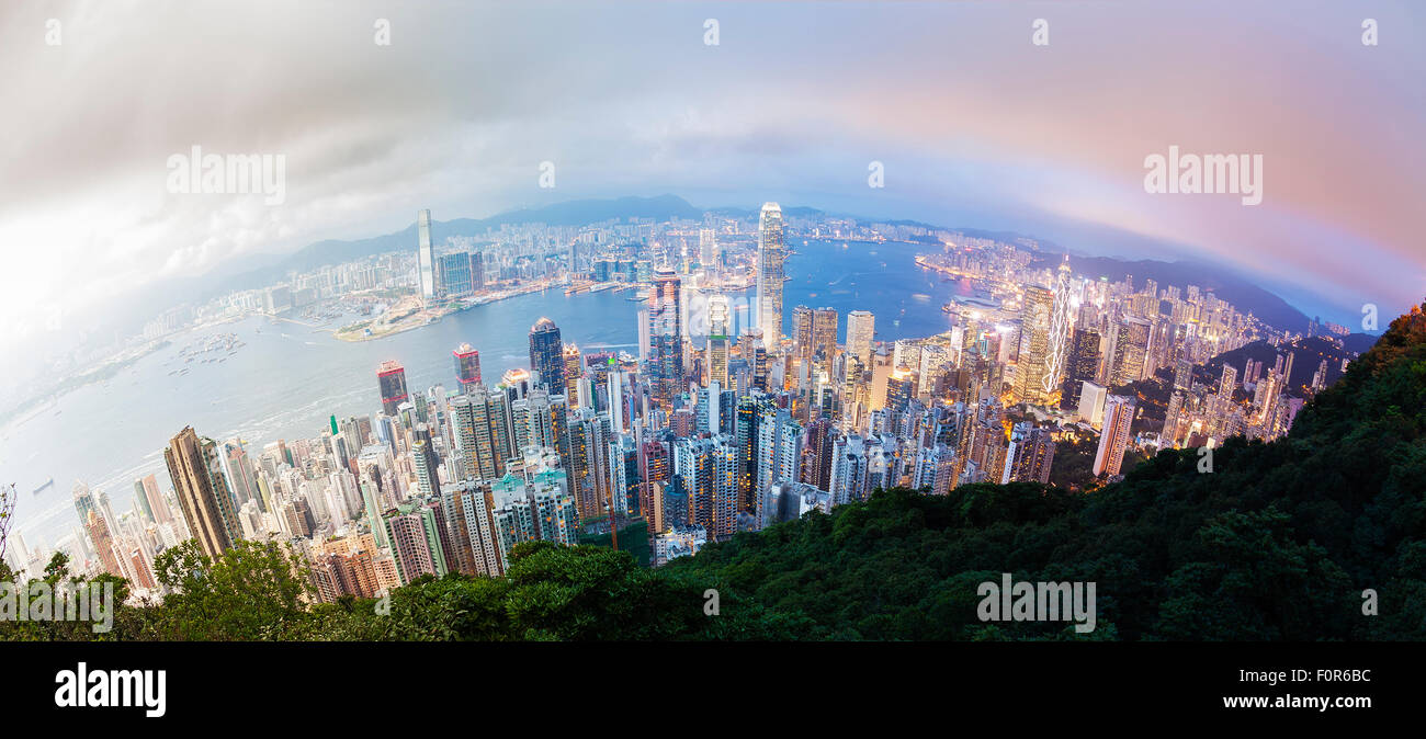 Panoramica il giorno e la notte la transizione di Hong Kong Foto Stock