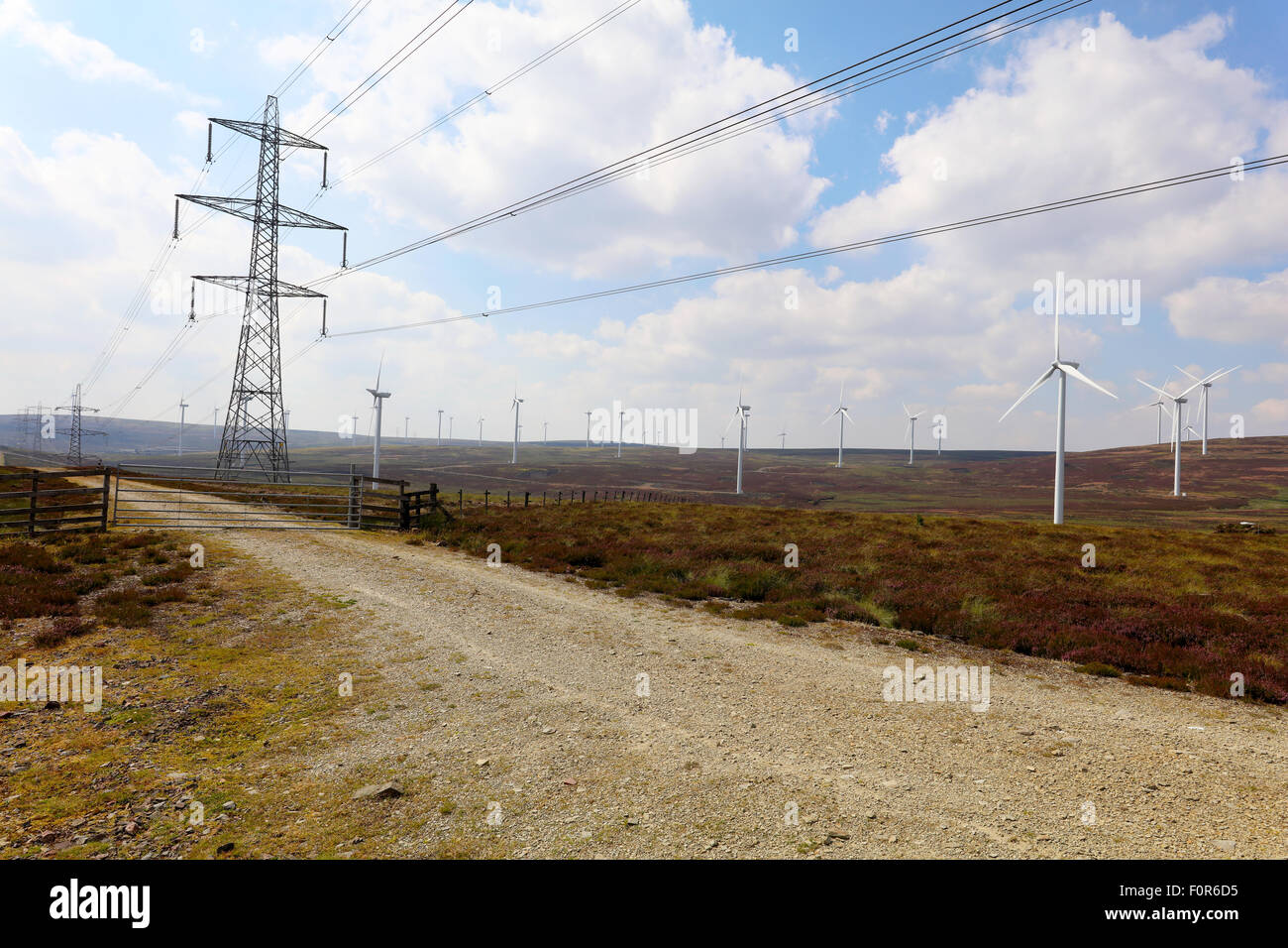 Tralicci e turbine eoliche rompere lo skyline. Foto Stock