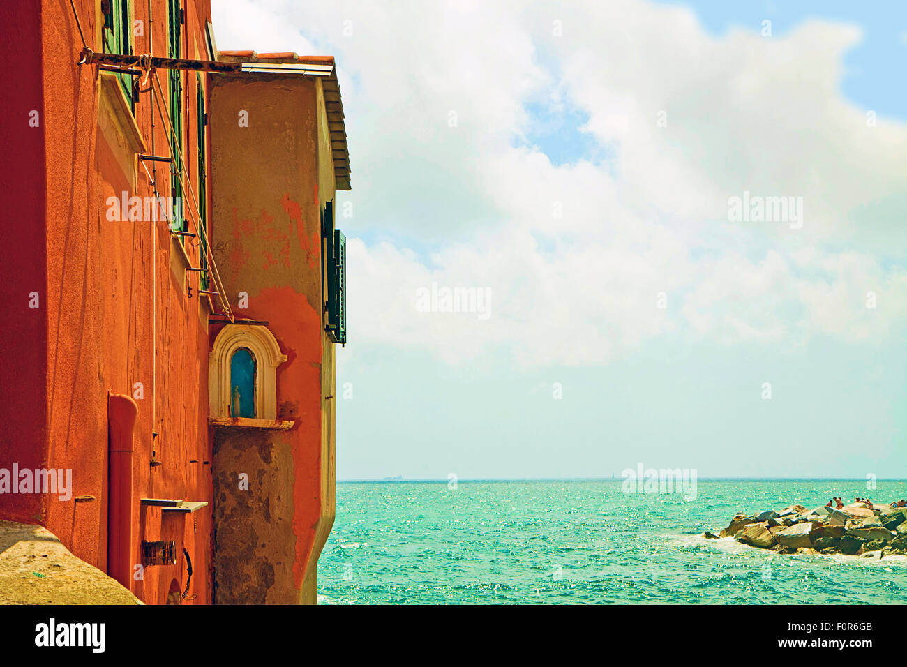 Genova, Italia - vecchia casa rossa rivolta verso il mare di Boccadasse popolare e pittoresco quartiere della città. Foto Stock