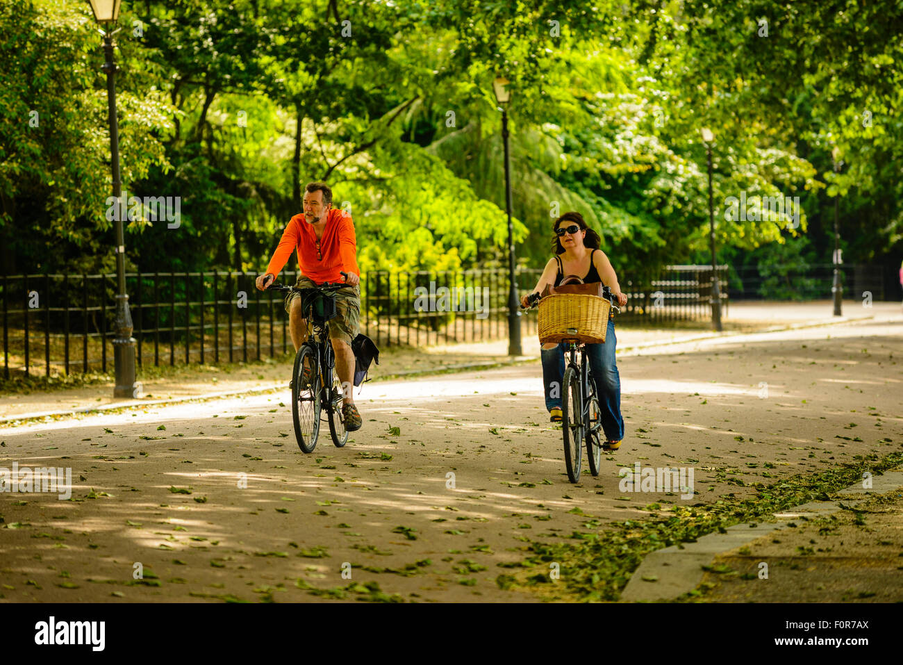 I ciclisti nel Parco di Battersea London Inghilterra England Foto Stock
