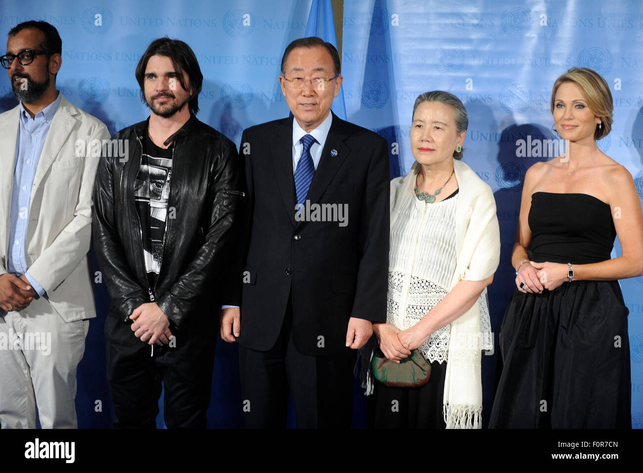 VICE media fondatore Suroosh Alvi, cantante Juanes, Segretario Generale delle Nazioni Unite Ban Ki-moon e sua moglie presto Yoo-taek, Amy Robach frequentando mondiale 2015 Giorno umanitario presso le Nazioni Unite il 18 agosto 2015 a New York City/picture alliance Foto Stock