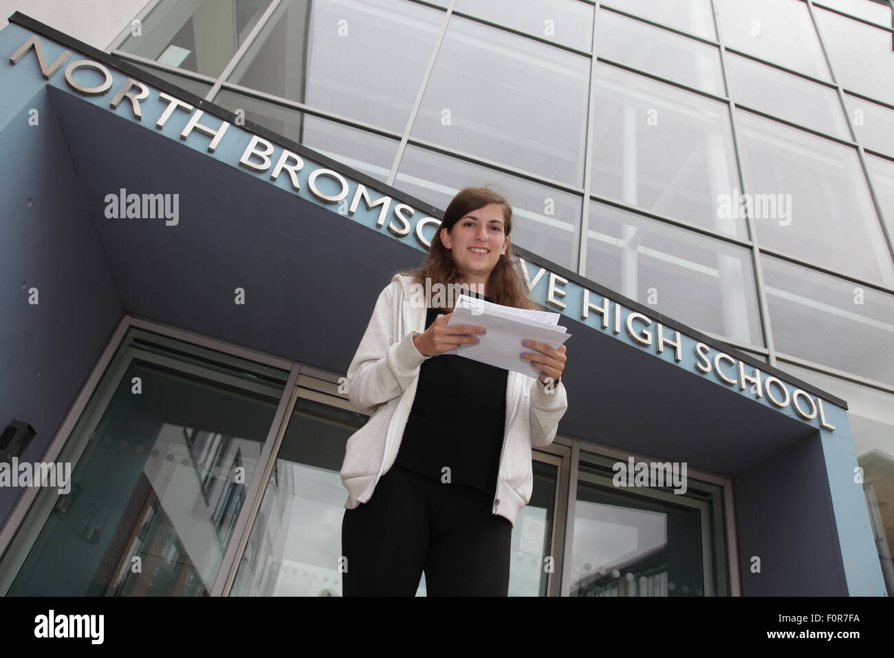 GCSE allievo riceve i suoi risultati esame in un stato britannico completo scuola, Foto Stock