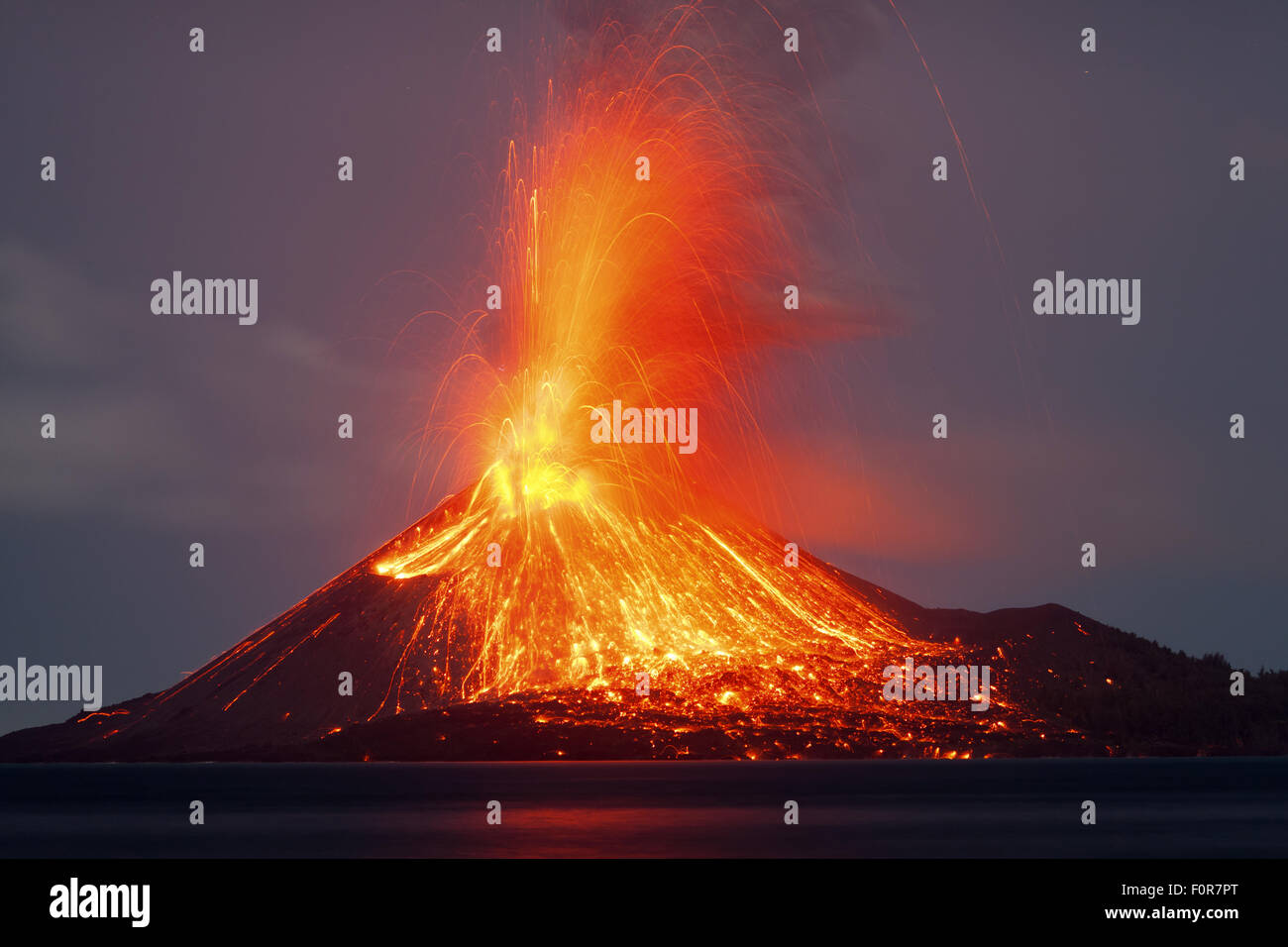 Potente notte vulcanica-tempo eruzione da Anak Krakatau vulcano, Sunda Strait, Indonesia Foto Stock