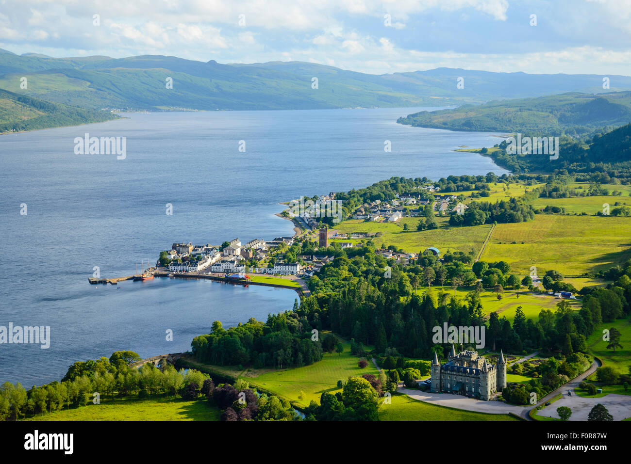 Vista sul Loch Fyne e Inveraray Castle e la città di Dun nu Cuaiche Argyll Scozia Scotland Foto Stock