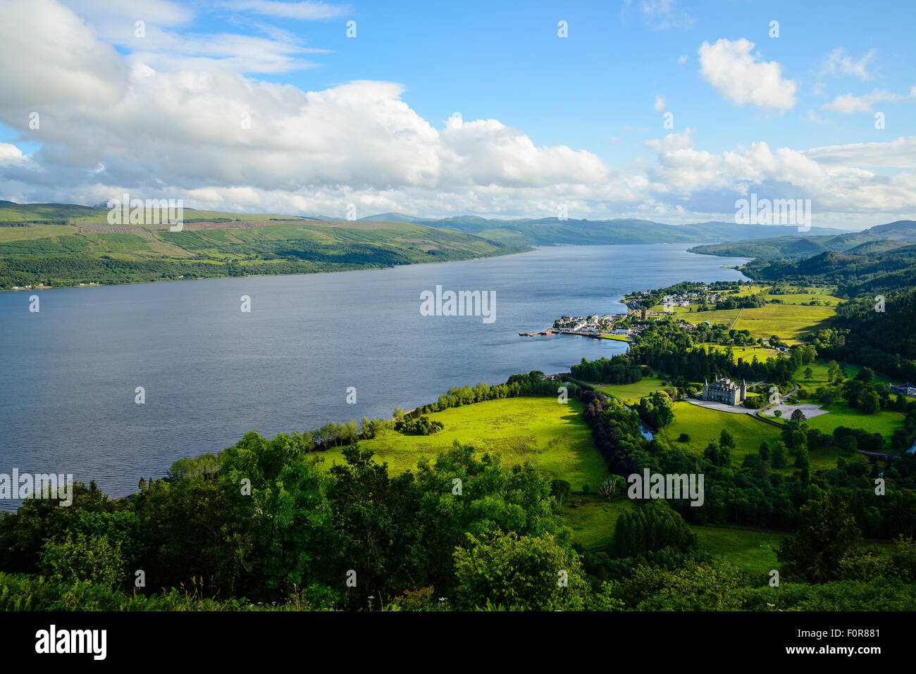 Vista sul Loch Fyne e Inveraray Castle e la città di Dun nu Cuaiche Argyll Scozia Scotland Foto Stock