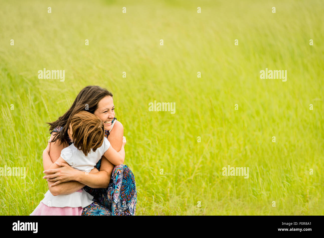 La madre e il bambino sono abbracciando e abbracciando outdoor in natura Foto Stock