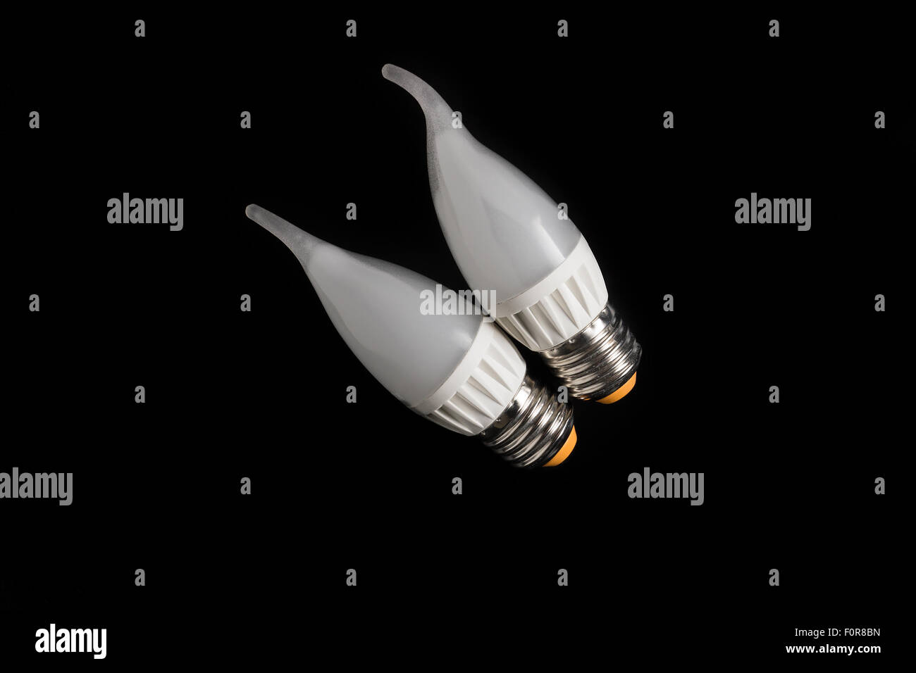 Le lampade bianche giacciono su uno sfondo nero Foto Stock