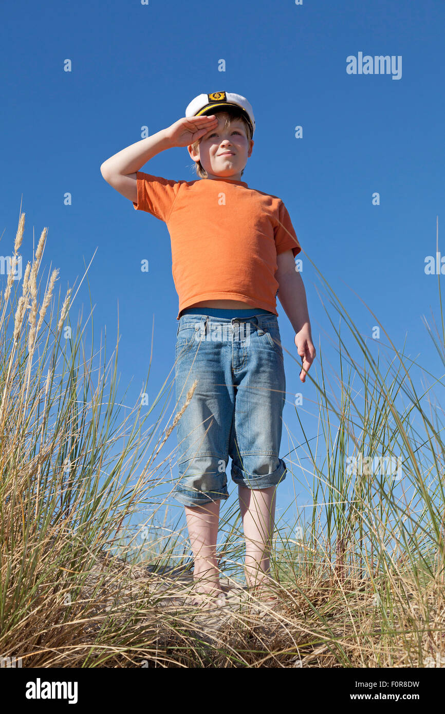 Giovane ragazzo salutando nelle dune, Warnemuende, Rostock, Meclemburgo-Pomerania Occidentale, Germania Foto Stock