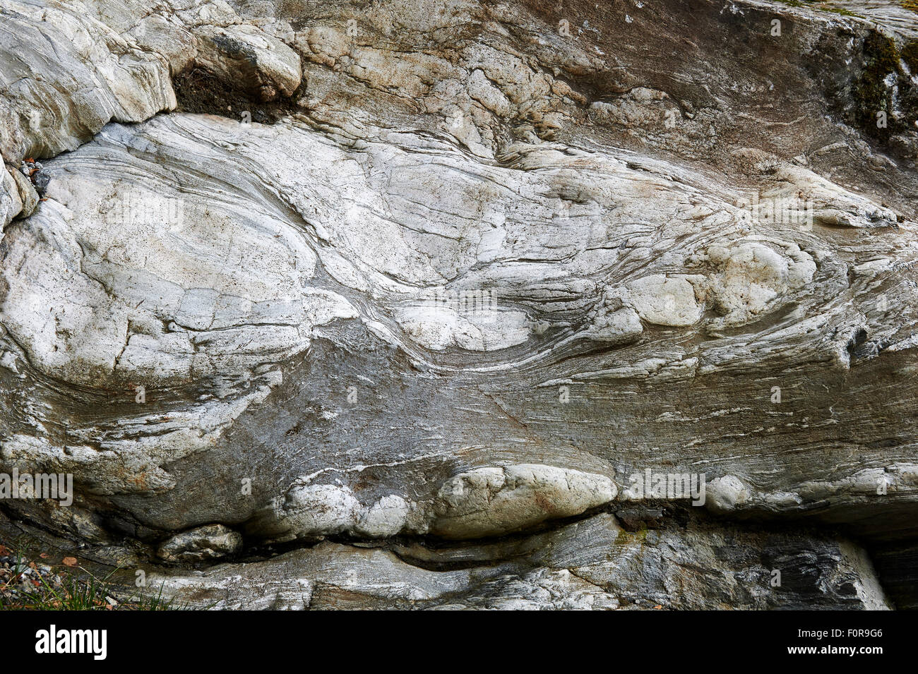 Rocce metamorfiche strutture in Affioramenti Geologici sotto il ghiacciaio Briksdalsbreen, Olden, Norvegia. Foto Stock