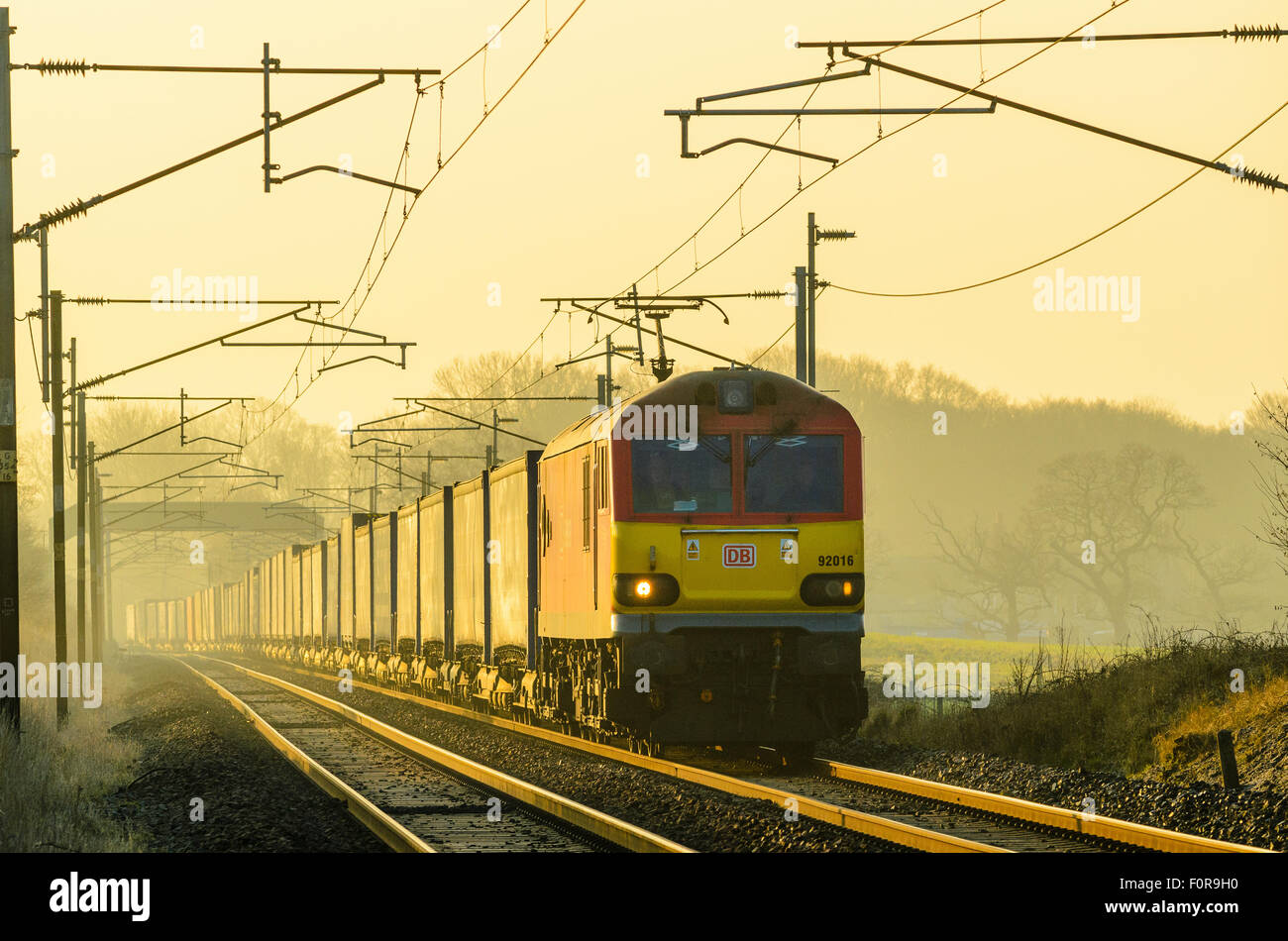 Deutsche Bahn locomotore elettrico tira treno merci sulla linea principale della costa occidentale vicino a Garstang Lancashire Inghilterra Foto Stock