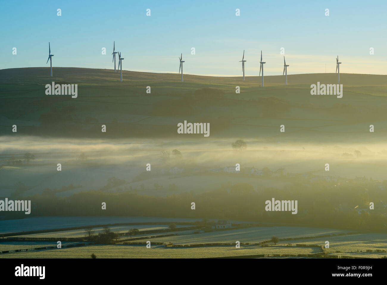 Wind Farm su Caton Moor con Early Morning mist nel lune valley Lancashire Foto Stock