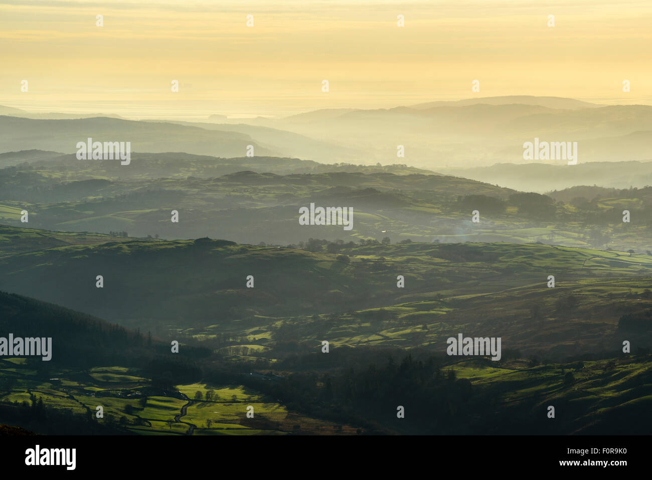 Inversione di temperatura su southern Lake District dalle pendici del Kentmere Pike. Distante Morecambe Bay con Heysham power station Foto Stock