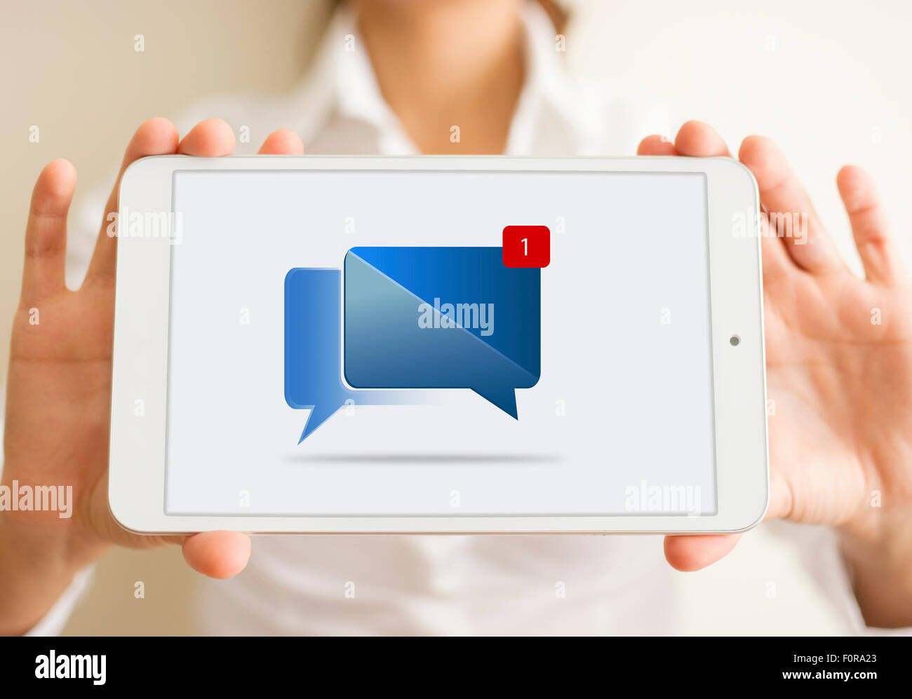 Donna che mantiene compressa con messaggio di notifica Foto Stock