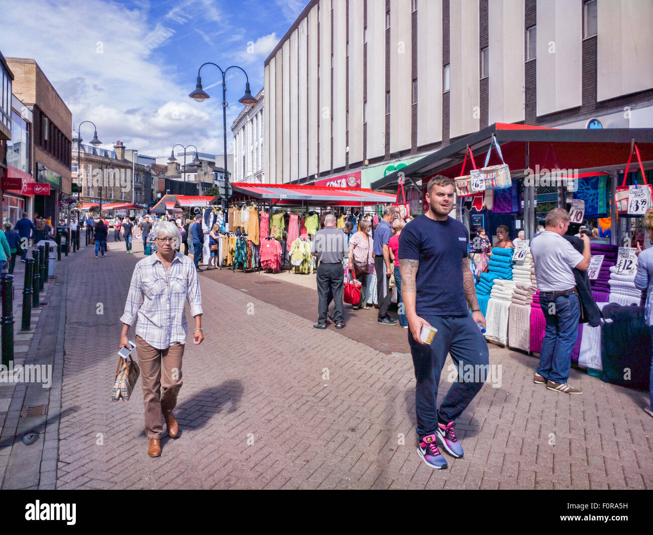 Mercato all'aperto nel centro di Barnsley, South Yorkshire su una soleggiata giornata estiva. Foto Stock