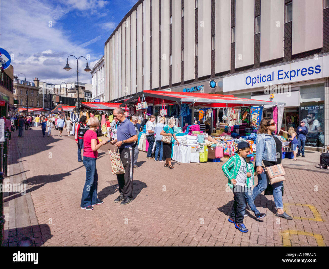 Mercato all'aperto nel centro di Barnsley, South Yorkshire su una soleggiata giornata estiva. Foto Stock