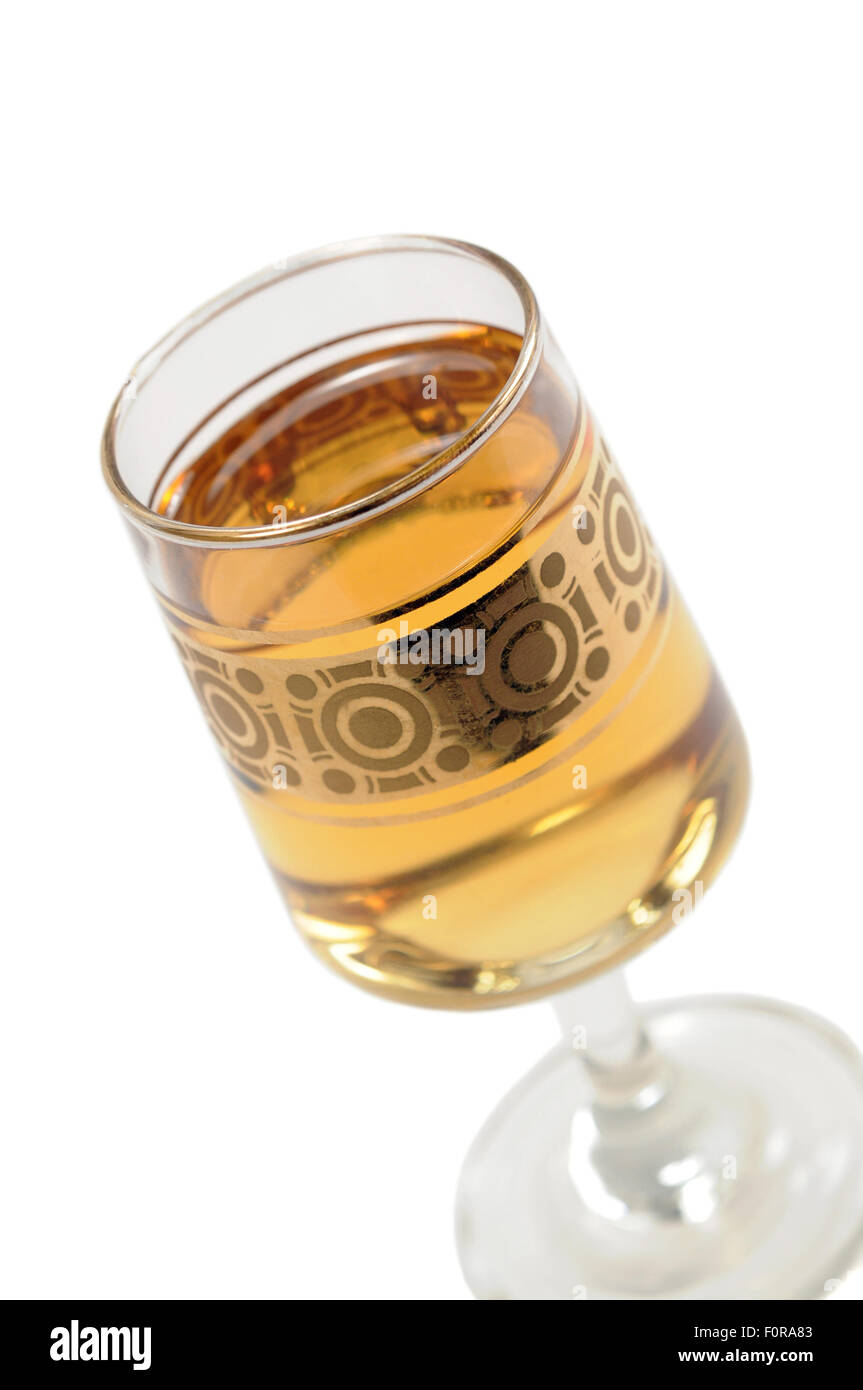 Fancy cup con whiskey in isolato su bianco Foto Stock