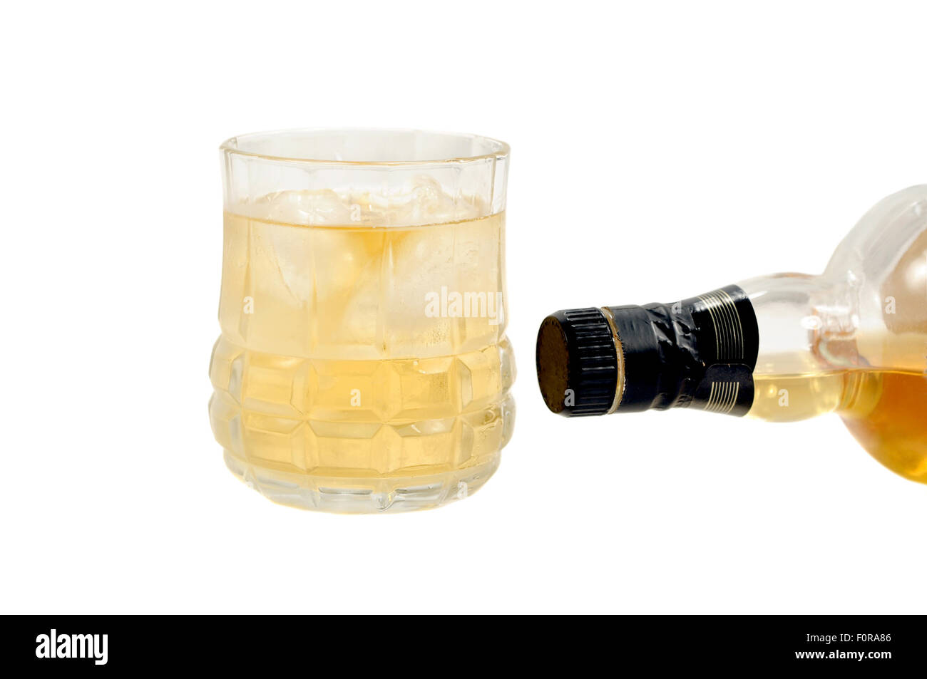 Macro di colpo con un bicchiere di whiskey e una bottiglia Foto Stock