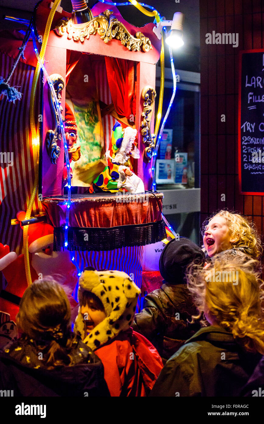 I bambini godono di Punch e Judy mostra durante il Vittoriano Festival di Natale in Garstang Lancashire Foto Stock