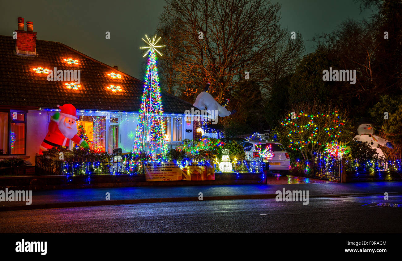 Elaborare le luci di Natale su una casa in Garstang Lancashire Foto Stock