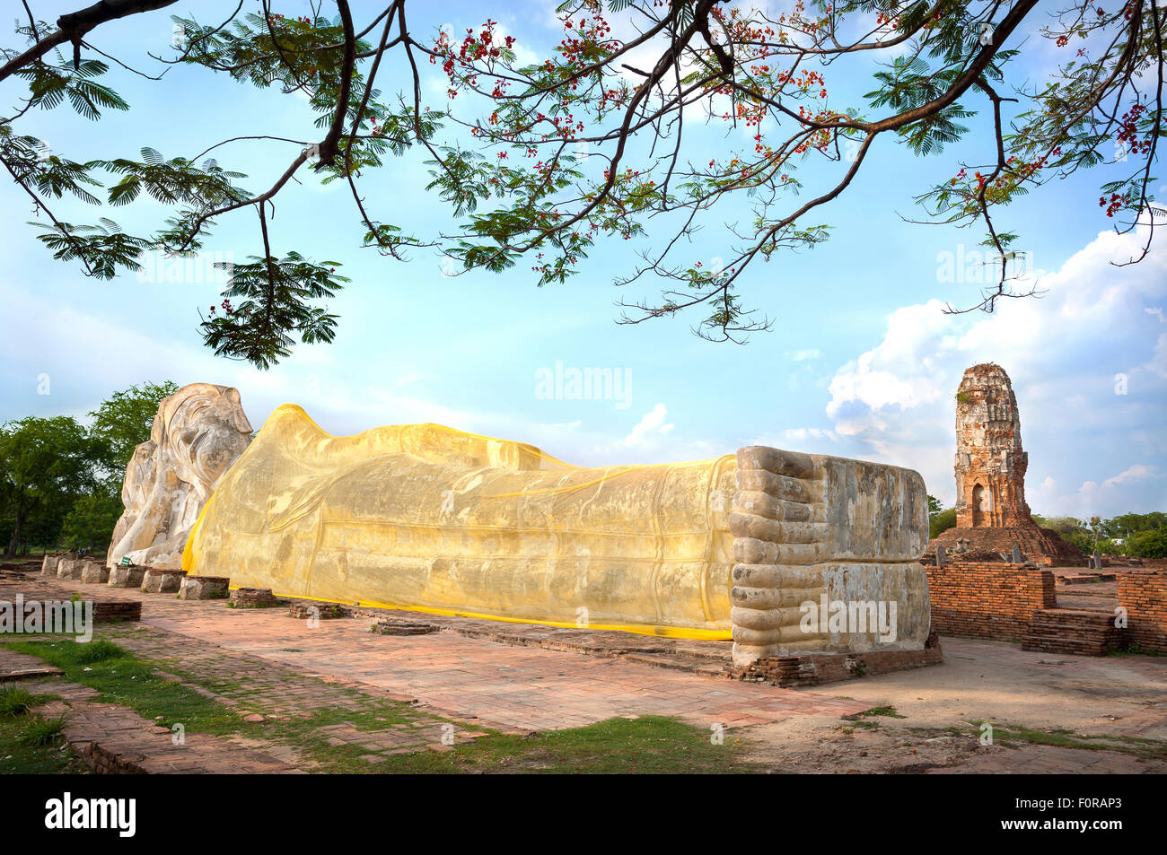 Reclining statua del Buddha al Wat Lokayasutharam, Ayutthaya, Thailandia Foto Stock