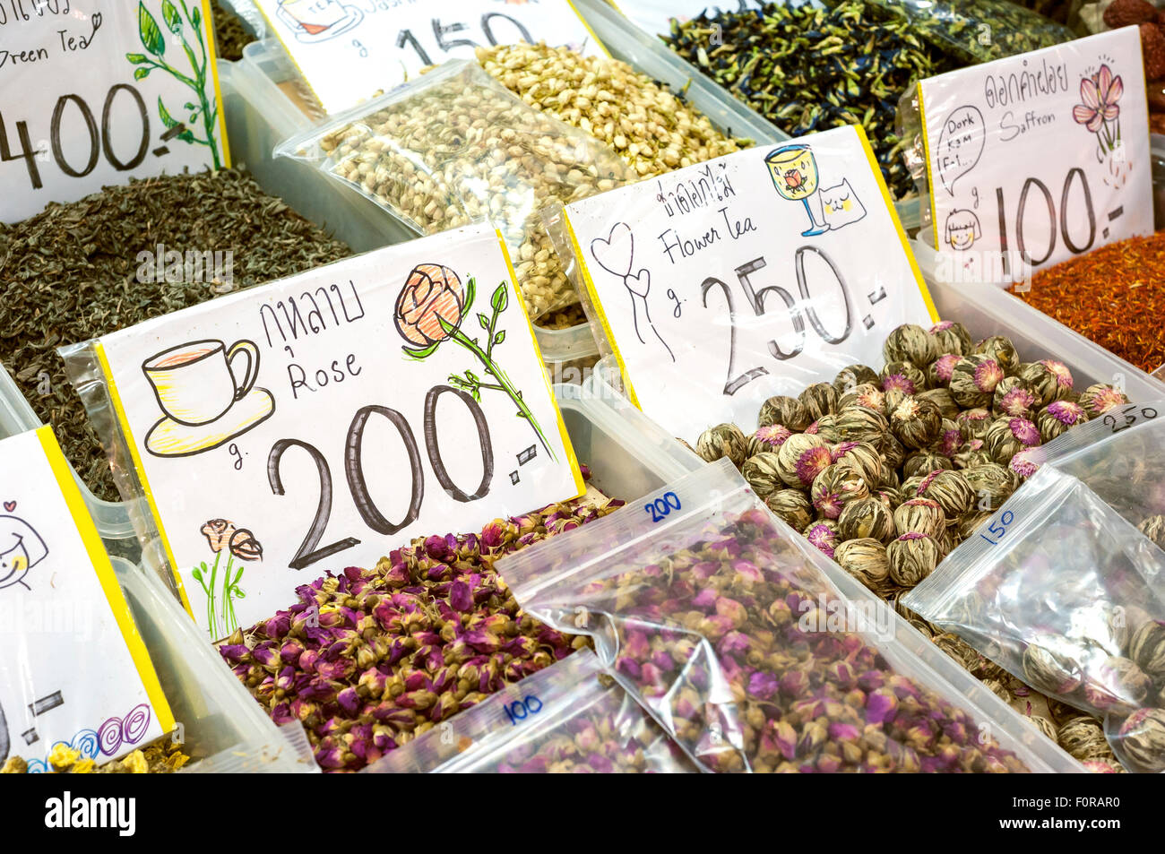 Il tè alle erbe stallo a un mercato tailandese Foto Stock