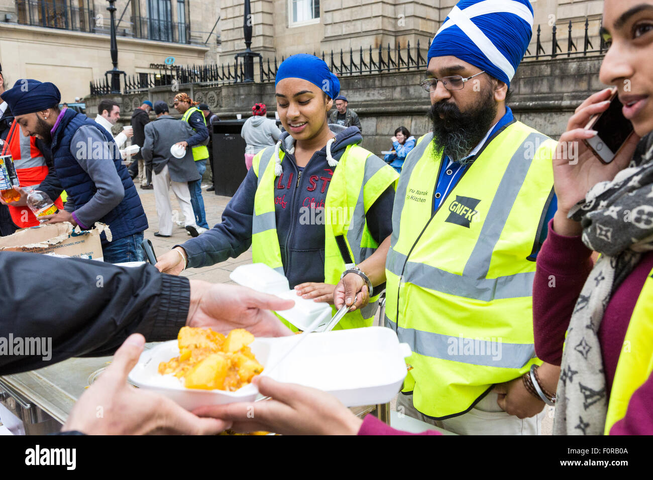 Edinburgh, UKI. 19 Ago, 2015. Mentre la città è viva con i vari Festival di Edimburgo tempio sikh prende per le strade di Edimburgo ogni mercoledì per alimentare i senza tetto e di bisognosi di Edimburgo. Credito: Richard Dyson/Alamy Live News Foto Stock