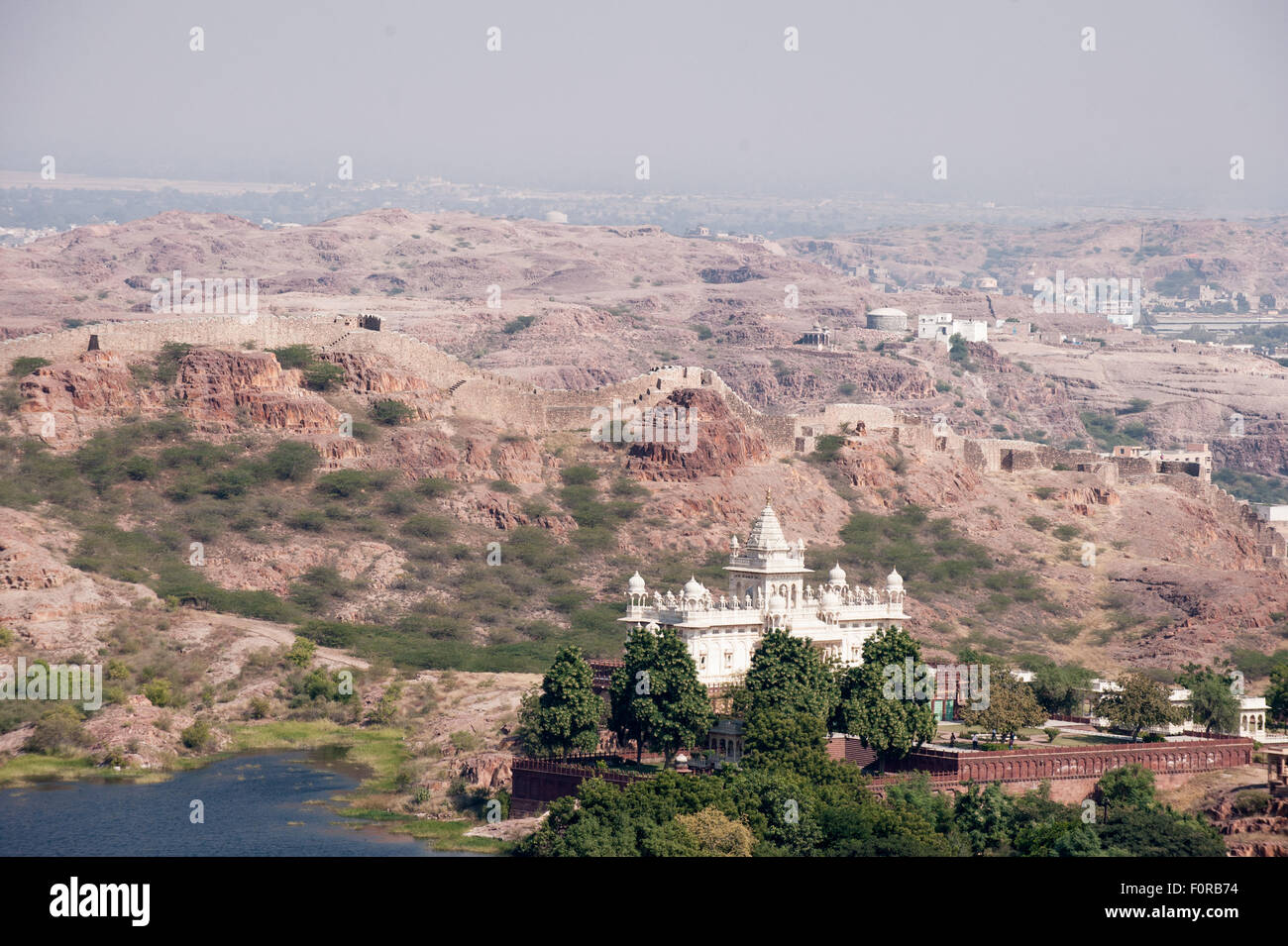Jodhpur, India. Jaswant Thada mausoleo. Marmo bianco il cenotafio in memoria del Maharaja. Arido paesaggio. Foto Stock