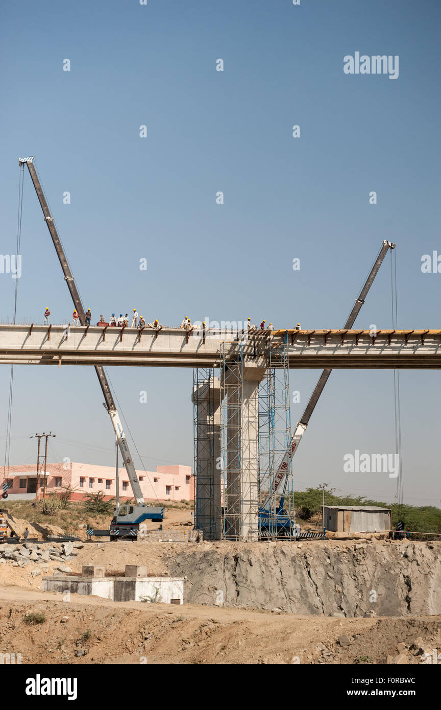 Rajasthan, India. Strada da Jodhpur a Jaipur. Il nuovo cavalcavia in costruzione. Bridge, lavori stradali. Foto Stock