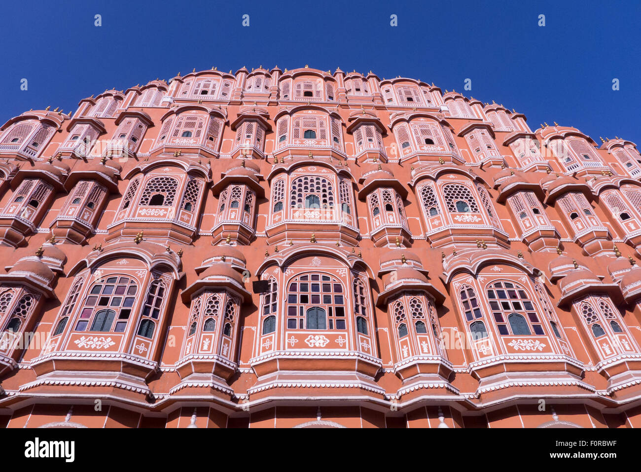 La facciata del palazzo dei venti o Hawa Mahal, a Jaipur, India Foto Stock