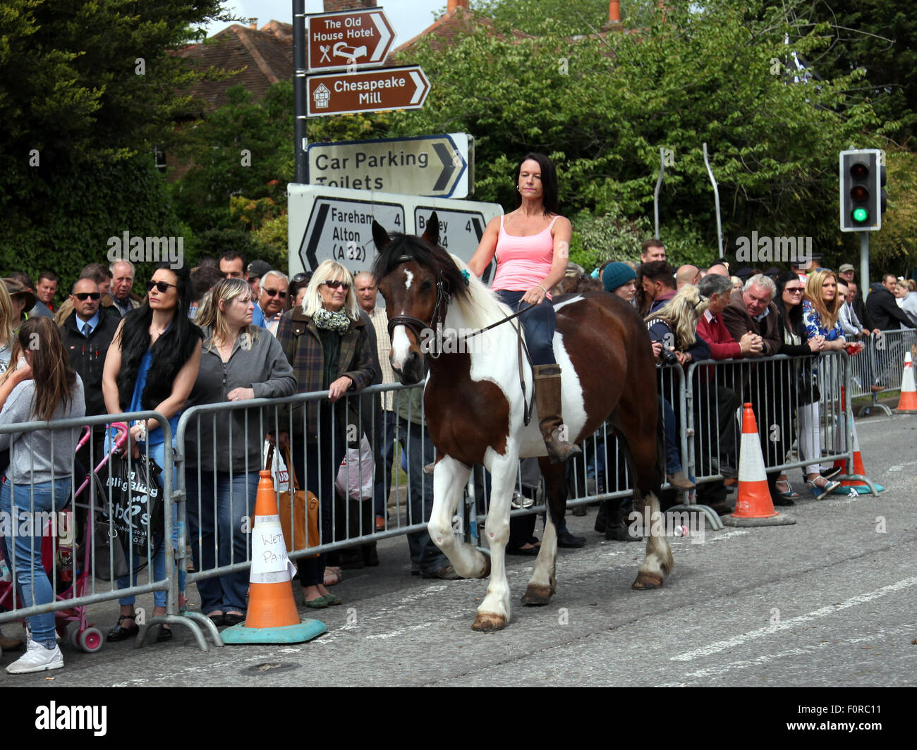 Wickham , Hampshire giovedì 20 agosto 2015 176 ufficiali erano mossi dal loro ruoli attraverso Hampshire per lavorare a Wickham Fiera Cavalli a maggio, con costi aggiuntivi di £ 5289 sulla parte superiore della constabulary quotidiana della spese di funzionamento. Sovrintendente Capo Scott Chilton, capo delle operazioni congiunte in Hampshire Constabulary e Thames Valley Police, detti i numeri sono di vitale importanza per garantire la manifestazione è stata la criminalità-libero. Egli ha detto: "La comunità di viaggio ha il diritto di farlo ogni anno e che non può essere interrotta. Abbiamo bisogno per assicurarsi che abbia un impatto minimo sulla comunità." La Wickham cavallo Fa Foto Stock