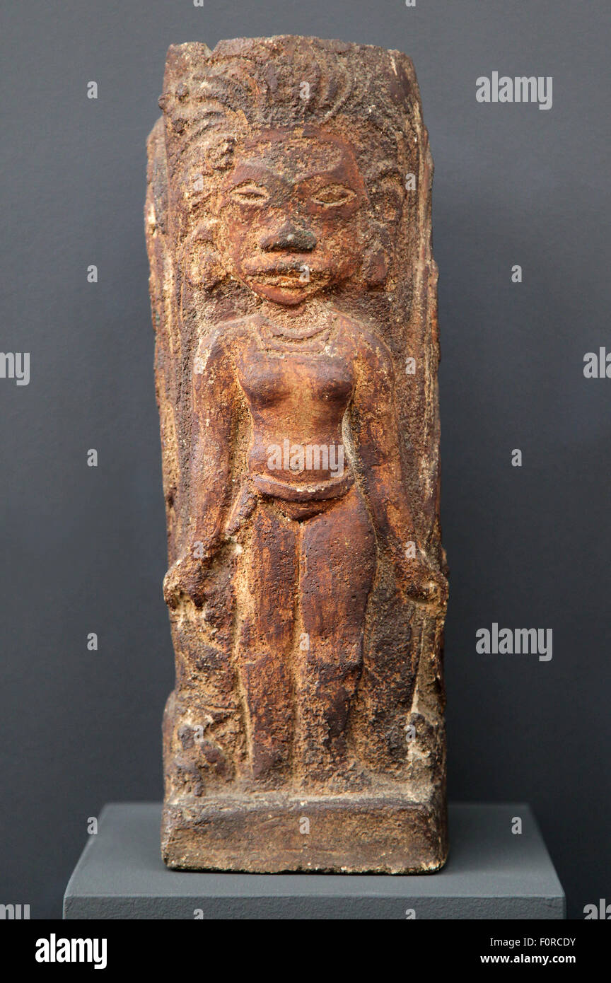 Ornamento quadrato con divinità tahitiane, scultura in terracotta del 1893-1895 con opere dipinte dall'artista francese Paul Gauguin 1848-1903. Foto Stock