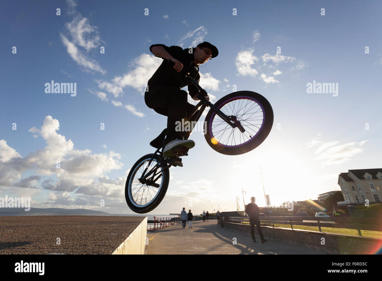 Giovane uomo esegue BMX acrobazie durante il tramonto sulla strada. Moto  sfocata Foto stock - Alamy