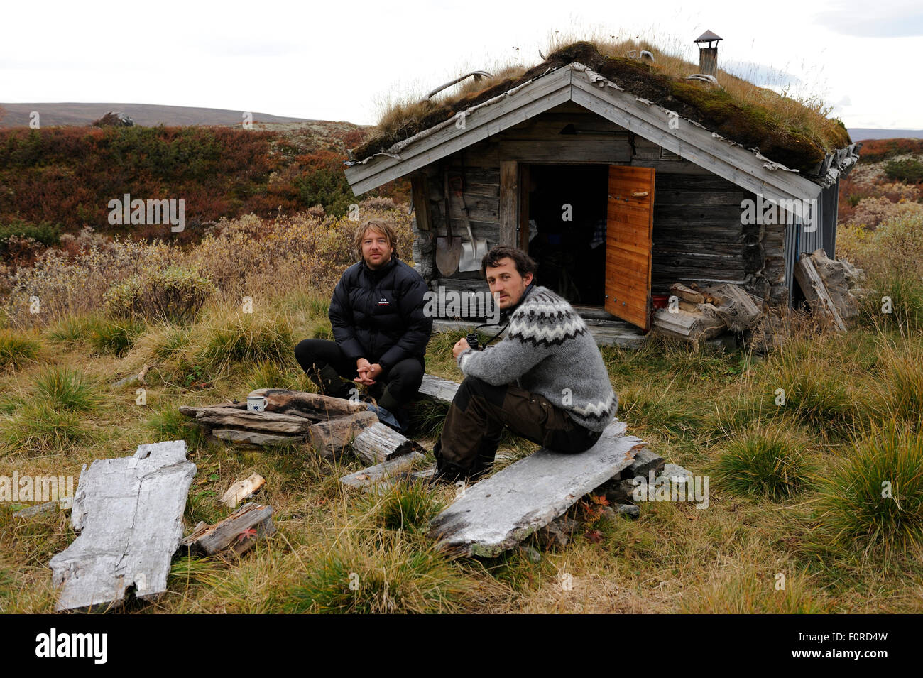 Fotografo, Vincent Munier e Laurent Joffrion al di fuori del piccolo rifugio, Forollhogna National Park, Norvegia, settembre 2008 Foto Stock
