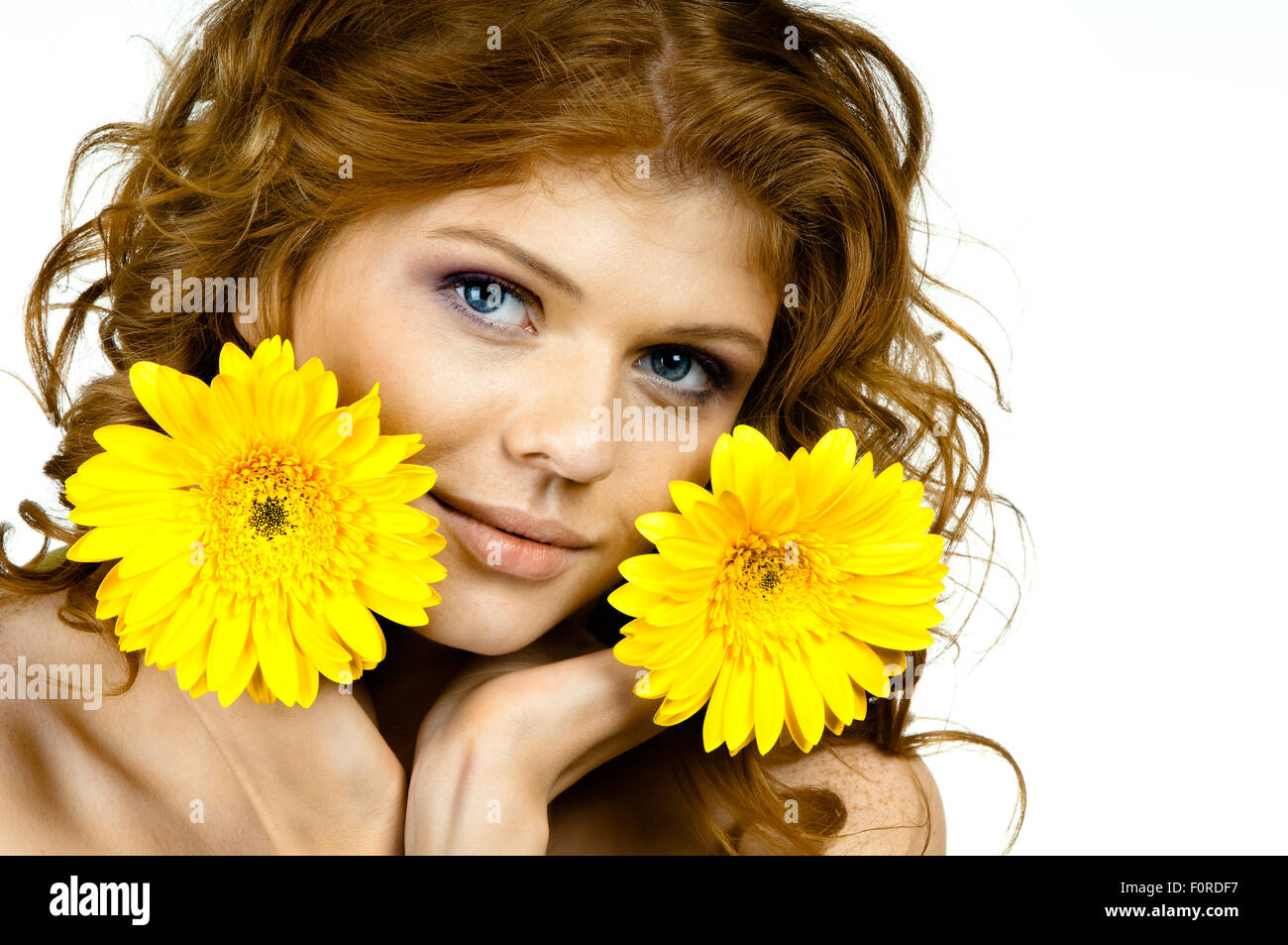 Il graziosissimo i Capelli rossi ragazza con giallo flowe, orizzontale close up ritratto Foto Stock