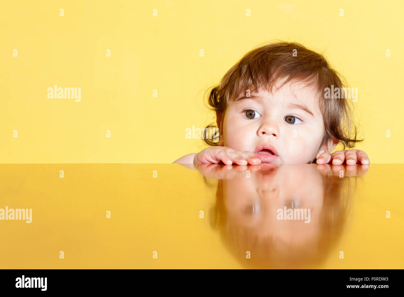 Ritratto di simpatici baby boy in camera, close-up Foto Stock