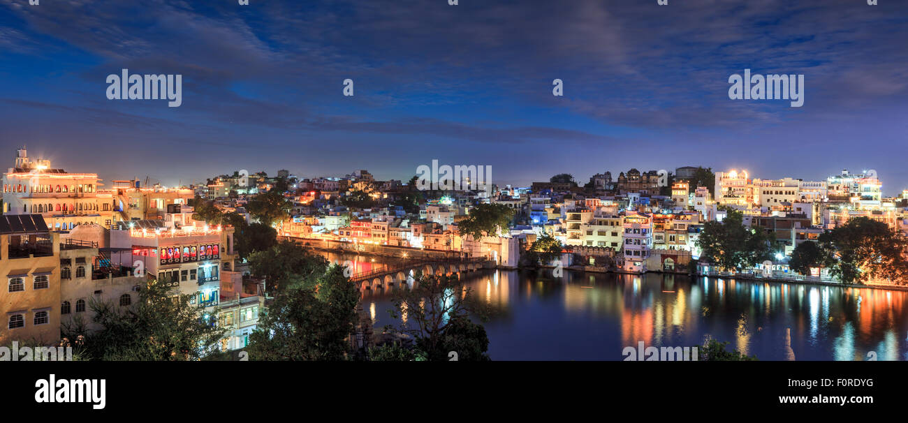 Udaipur durante la notte. Udaipur, Rajasthan, India, Asia Foto Stock