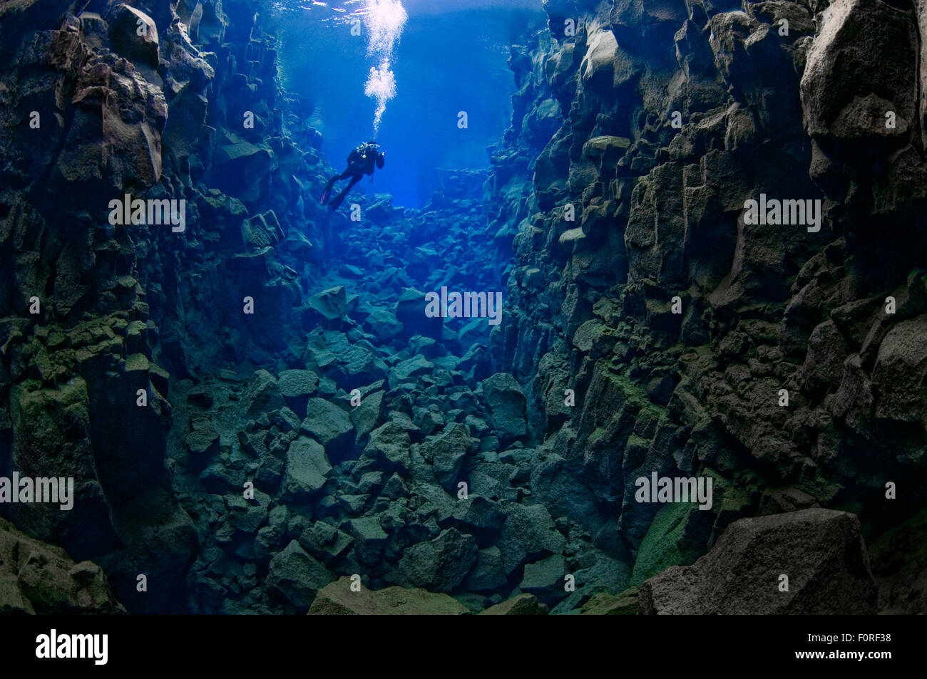 Sommozzatore in condizioni tettoniche confine tra l'euroasiatica e la North American piastre, Silfra, Thingvellir lago, Thingvellir National Park, Islanda, maggio 2009. Foto Stock