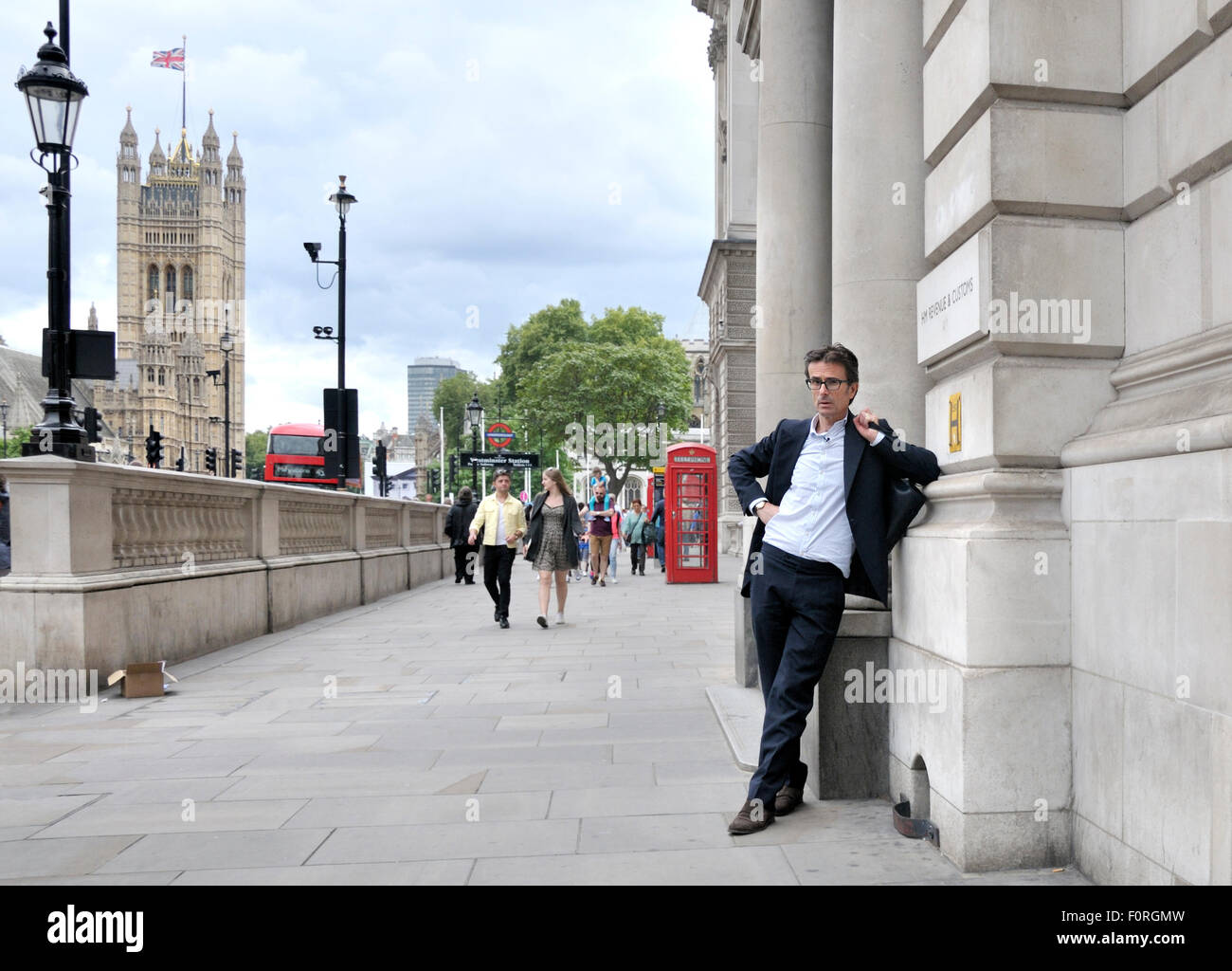 Londra, Inghilterra, Regno Unito. Robert Peston - Editor politico di ITV News - a H M entrate e edificio doganale in Whitehall, Westminster Foto Stock
