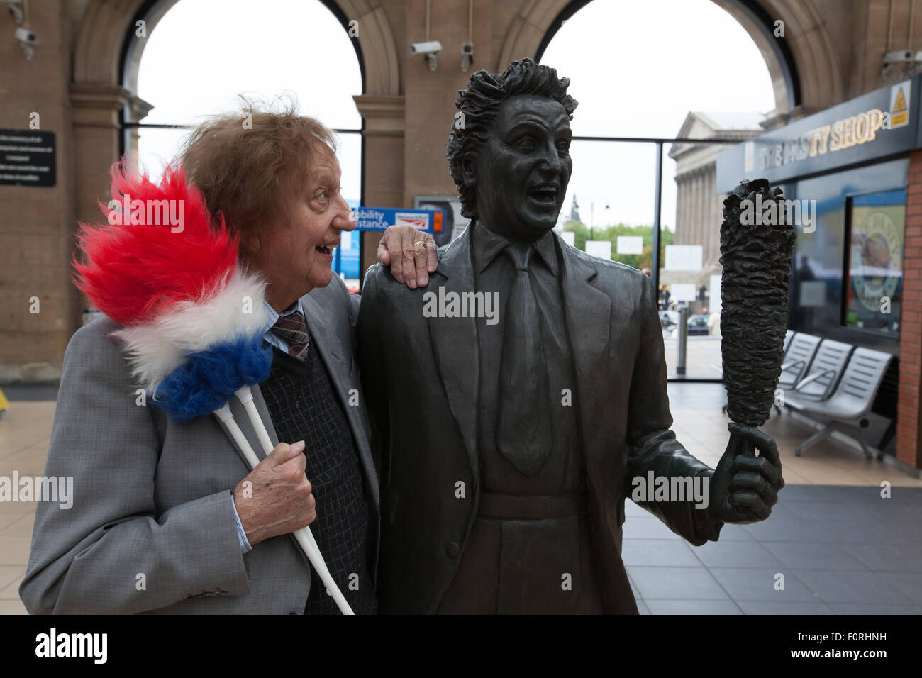 Funny-uomo Ken Dodd sorge accanto alla statua di se stesso in Liverpool Lime Street Station. Foto Stock