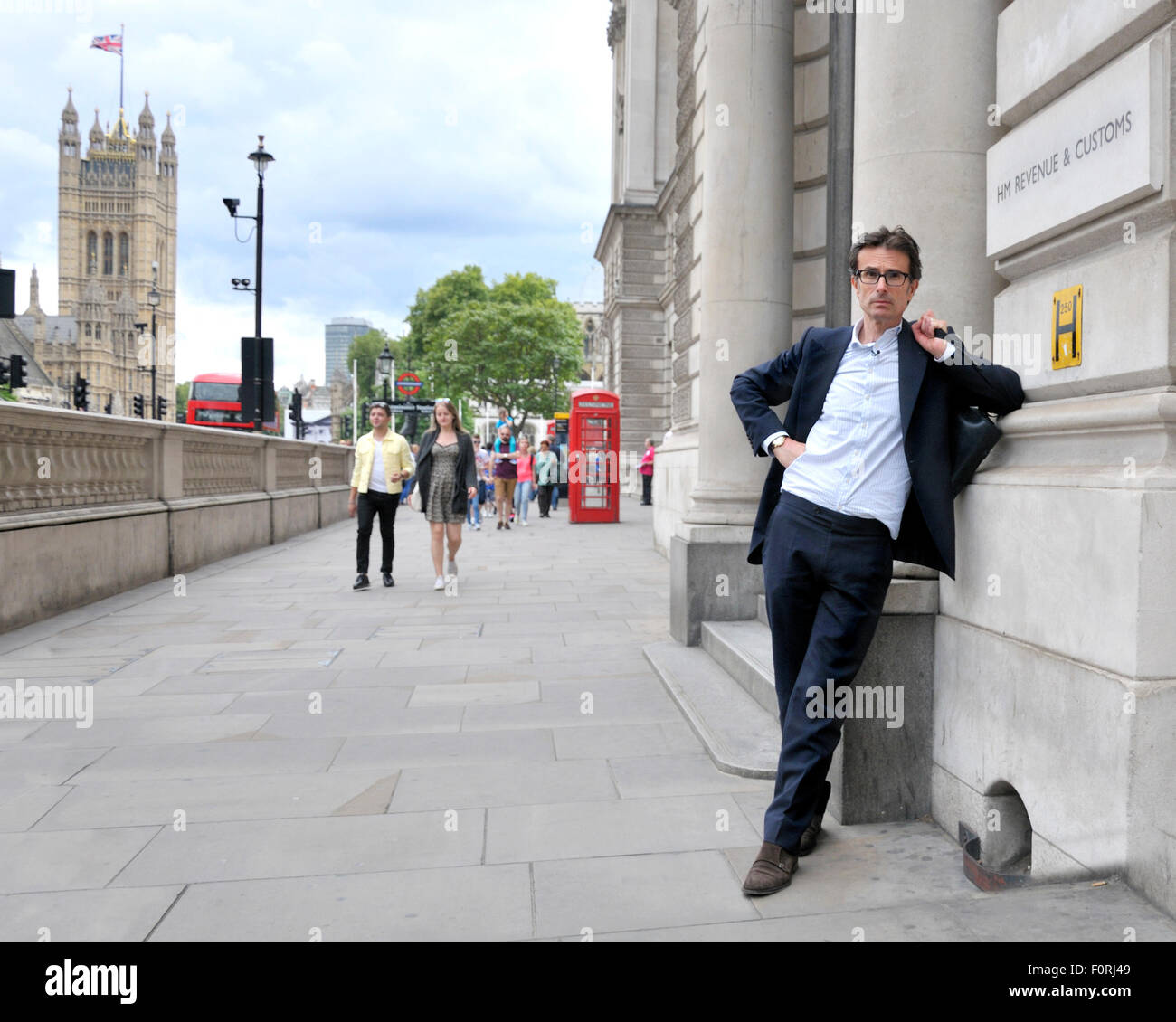 Londra, Inghilterra, Regno Unito. Robert Peston - Editor politico di ITV News - a H M entrate e edificio doganale in Whitehall, Westminster Foto Stock