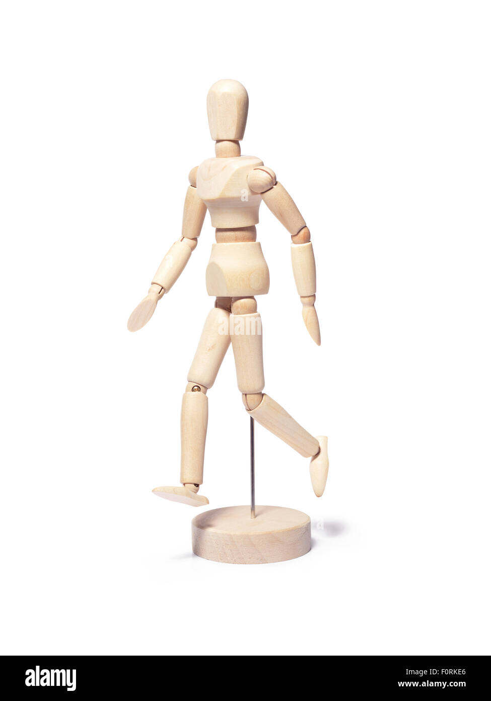 Inquadratura di un modello in legno uomo a camminare isolato su uno sfondo bianco con percorso di clipping. Foto Stock