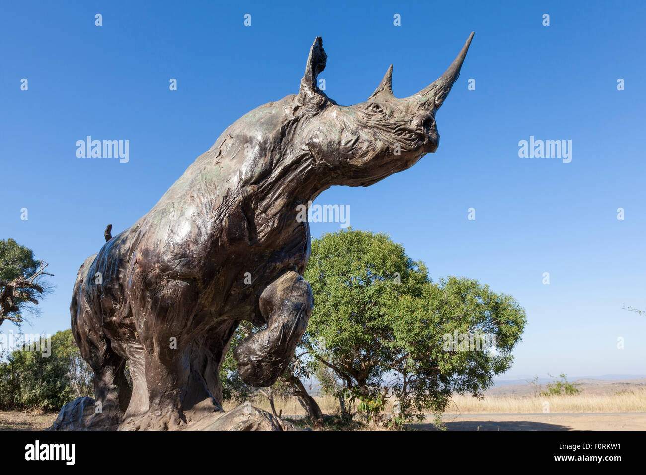 "Centenario rhino', scultura di rinoceronte nero (Diceros simum) da Dylan Lewis, Hluhluwe iMfolozi game park, Sud Africa Foto Stock