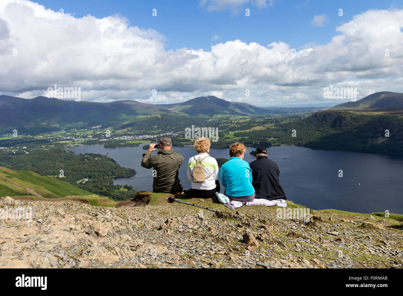 Quattro persone godendo della vista sulla Derwent Water dal Vertice di Catbells, Lake District Cumbria Regno Unito Foto Stock