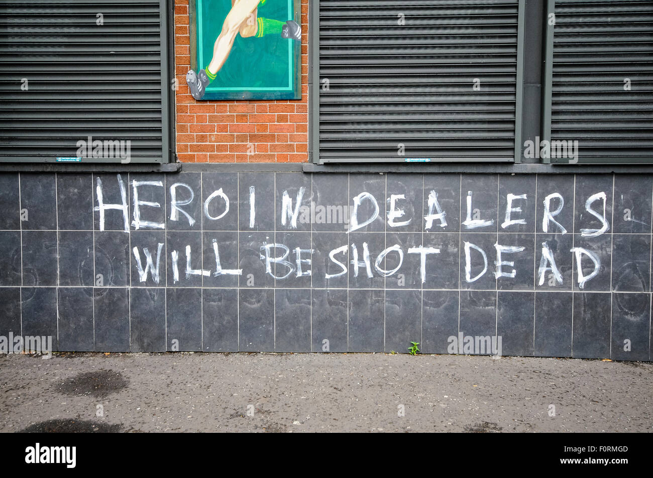 Belfast, Irlanda del Nord. 2 agosto 2015 - Graffiti è apparso nella parte occidentale di Belfast avvertenza "eroina ai concessionari verrà ucciso' Foto Stock