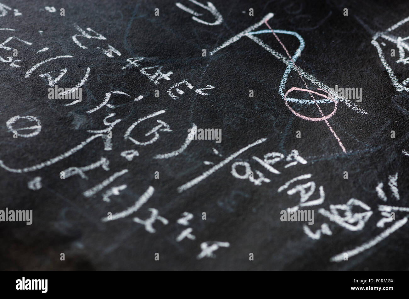 Equazioni matematiche su una lavagna Foto Stock